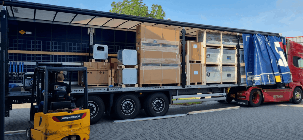 Vrachtwagen laden met dozen bij magazijn