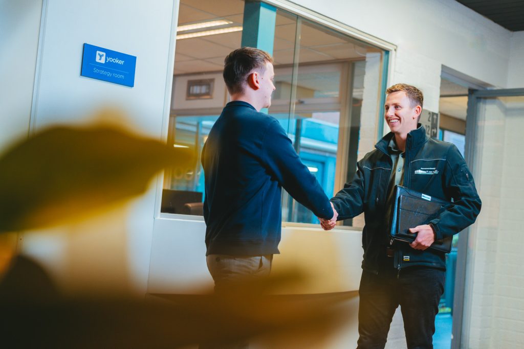 Yooker - hand geven met klant